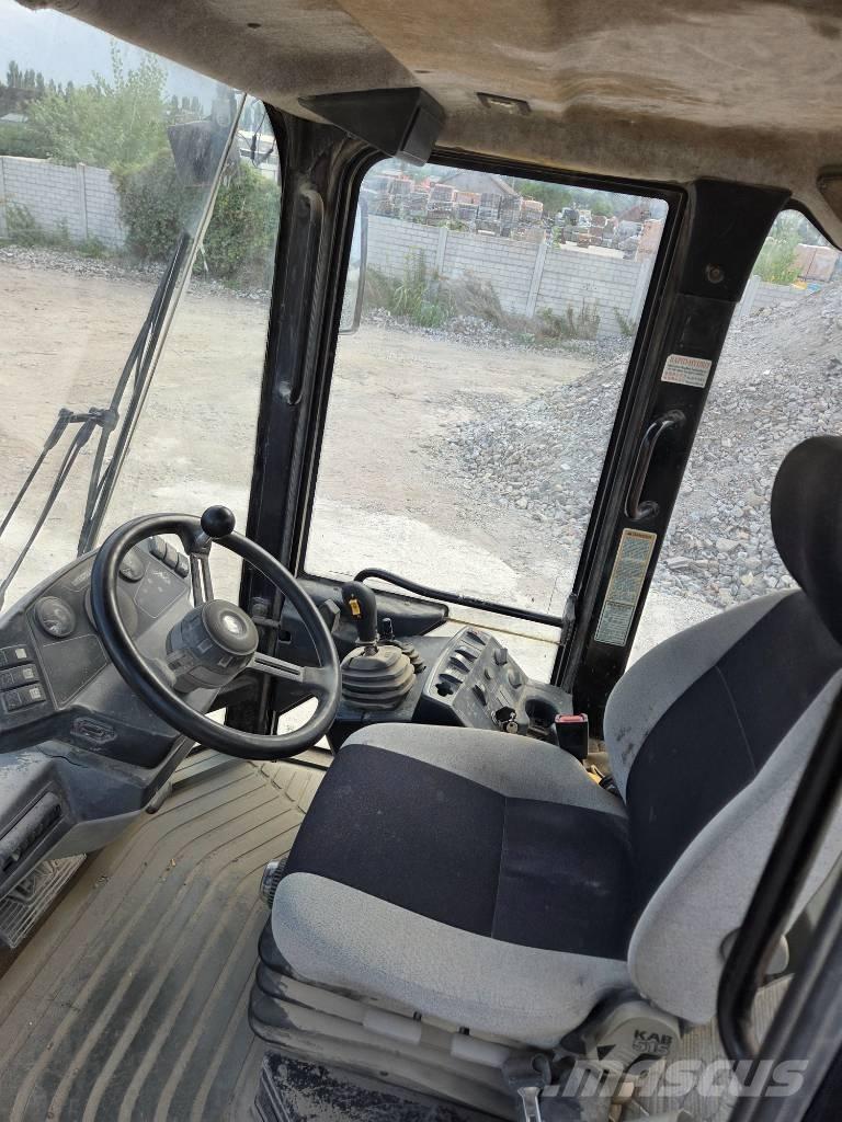 CAT 906 لوادر بعجل