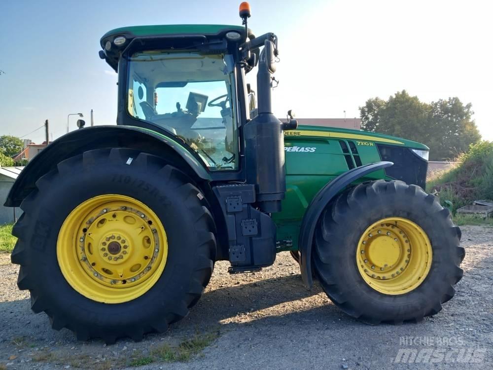 John Deere 7310 R الجرارات