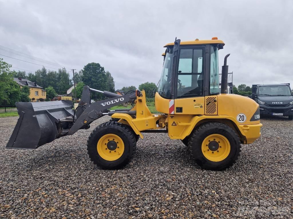 Volvo L 30 لوادر بعجل