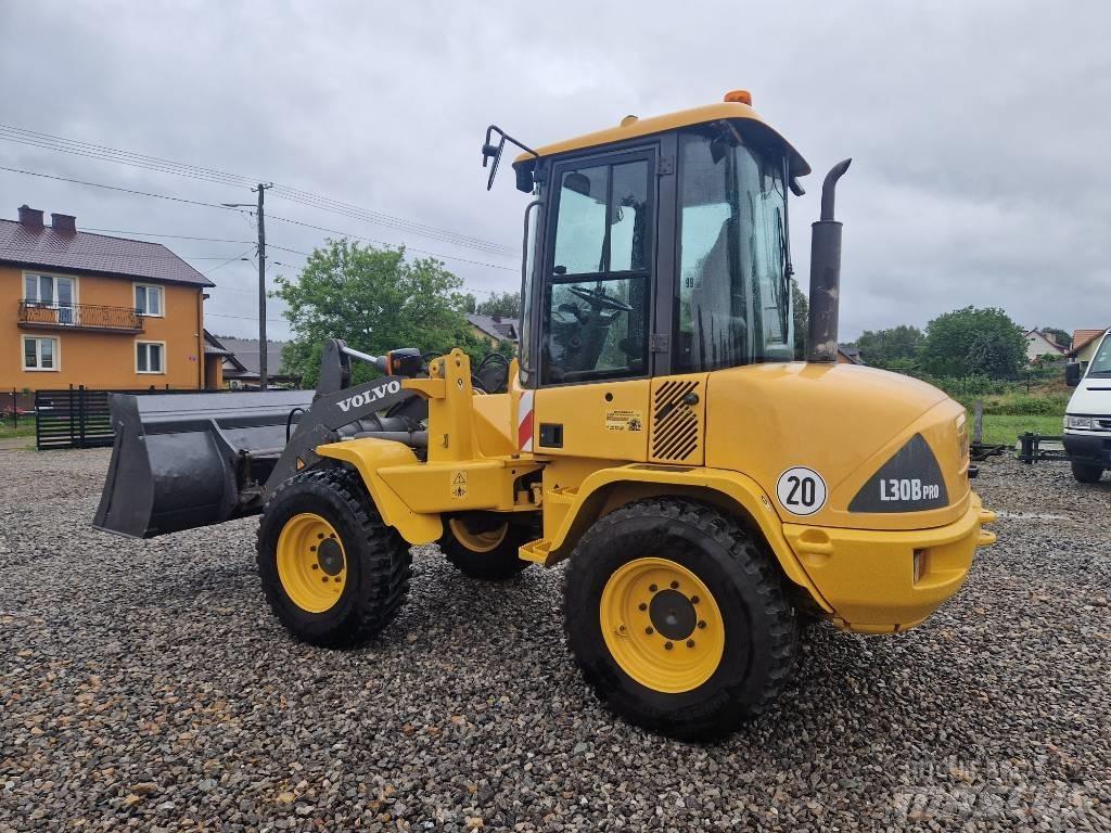 Volvo L 30 لوادر بعجل