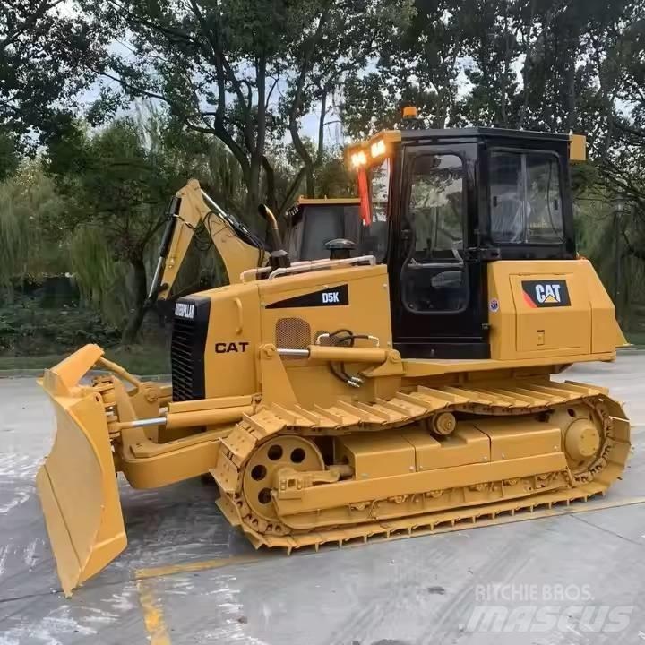 CAT D 5 K بلدوزرات مجنزرة