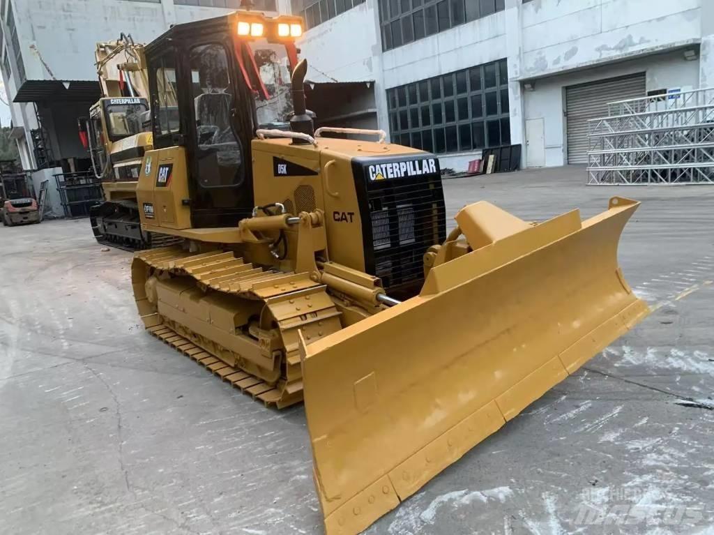 CAT D 5 K بلدوزرات مجنزرة