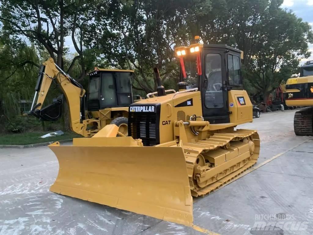 CAT D 5 K بلدوزرات مجنزرة