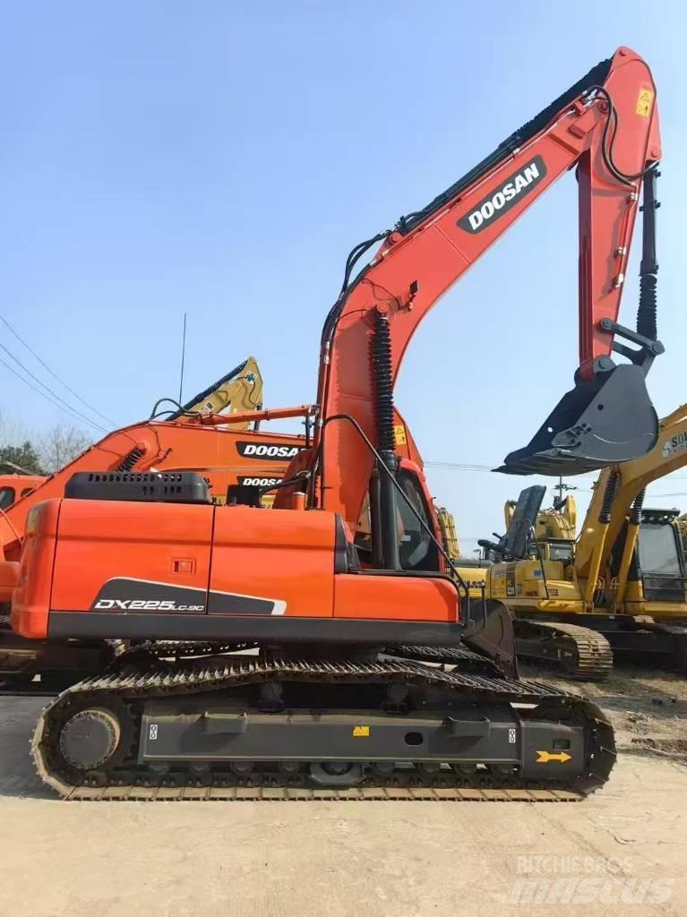 Doosan DX 225 LC حفارات زحافة