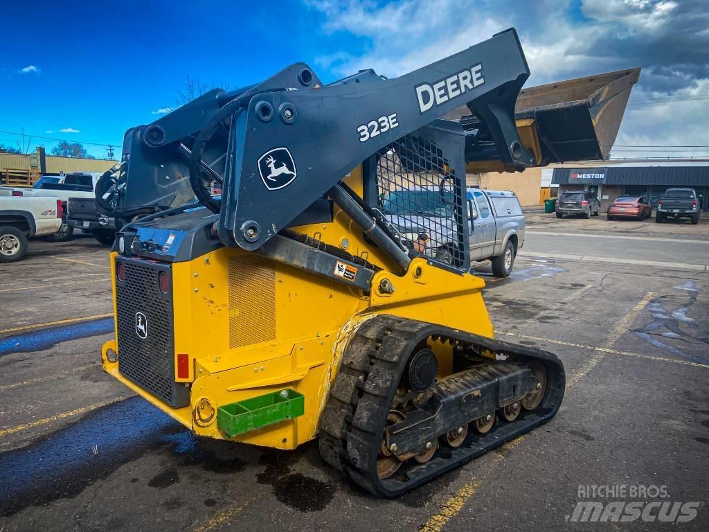 John Deere 323 E لوادر انزلاقية التوجيه