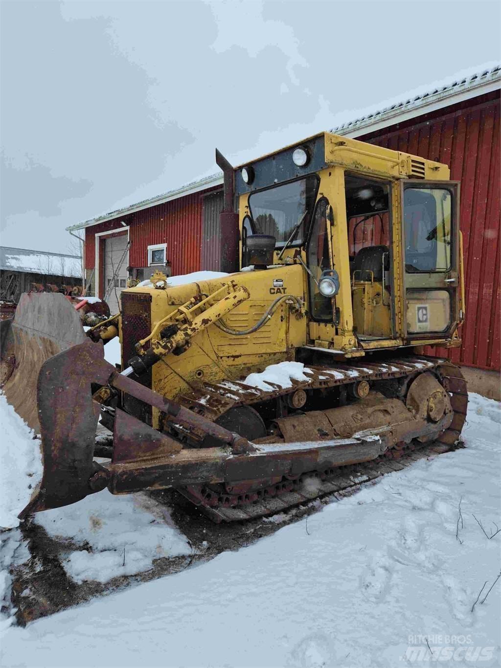 CAT D4E بلدوزرات مجنزرة