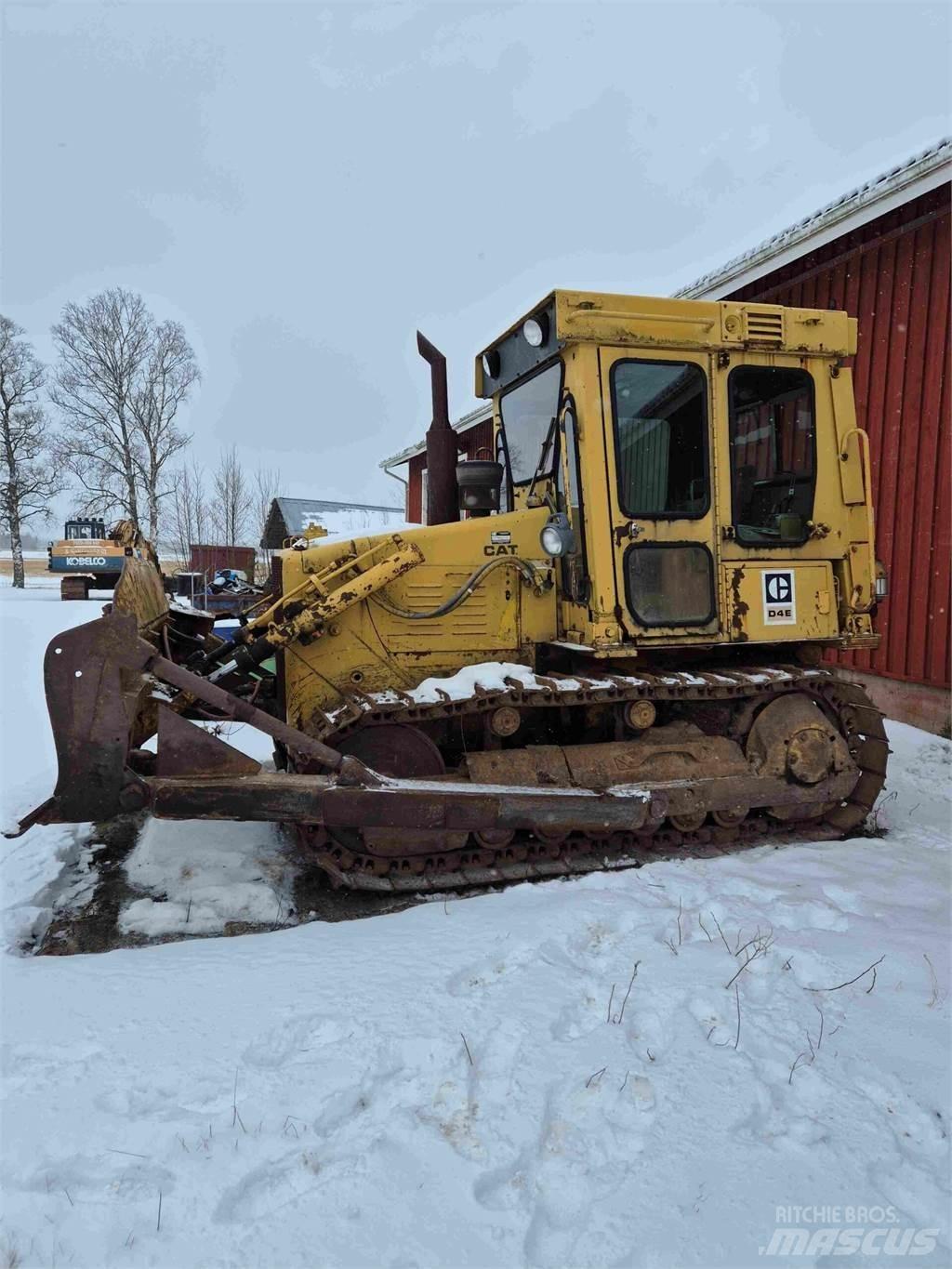 CAT D4E بلدوزرات مجنزرة