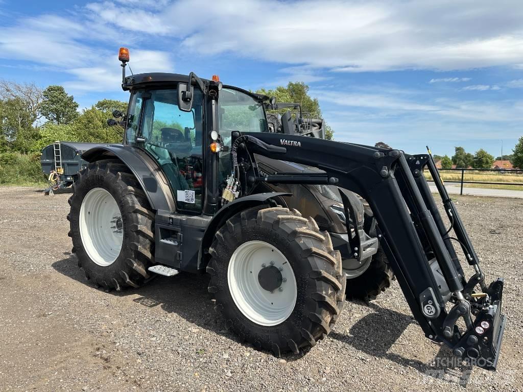 Valtra G 135 A الجرارات
