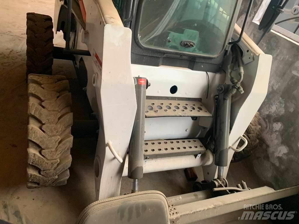 Bobcat S 300 لوادر انزلاقية التوجيه