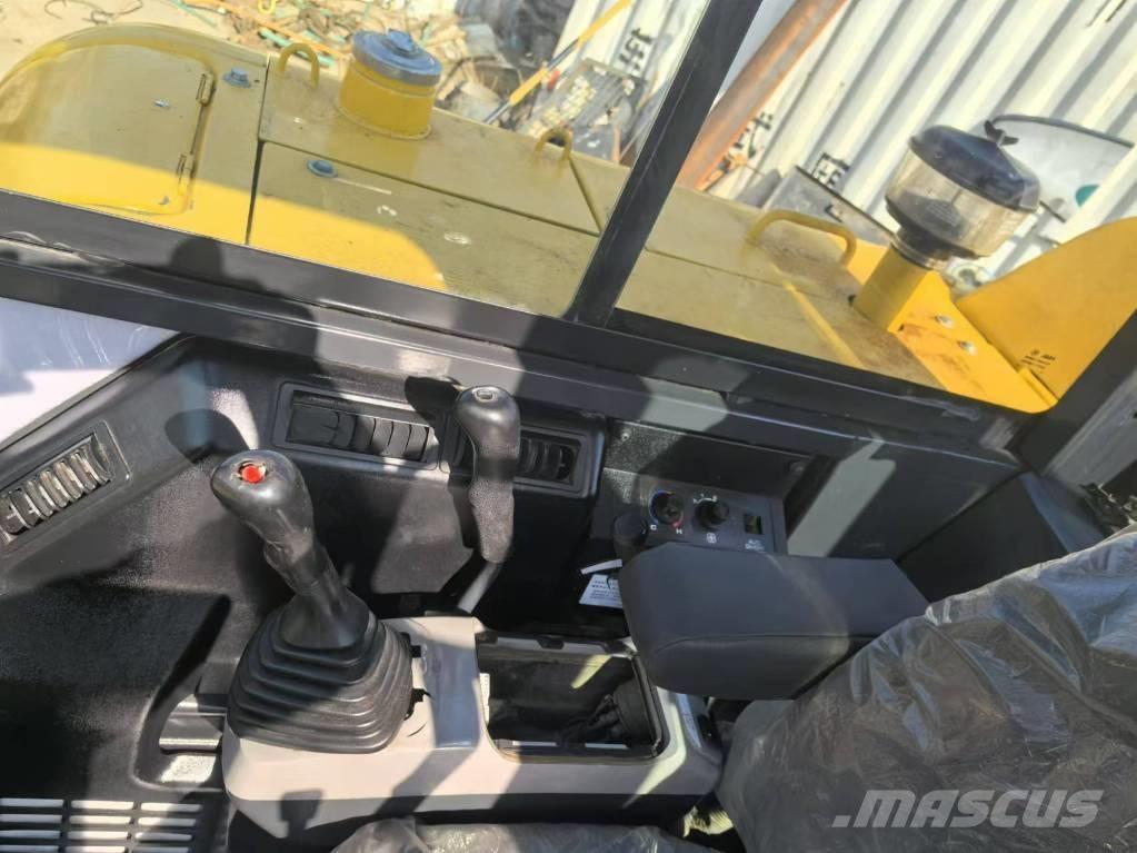 Komatsu PC 58 حفارات زحافة