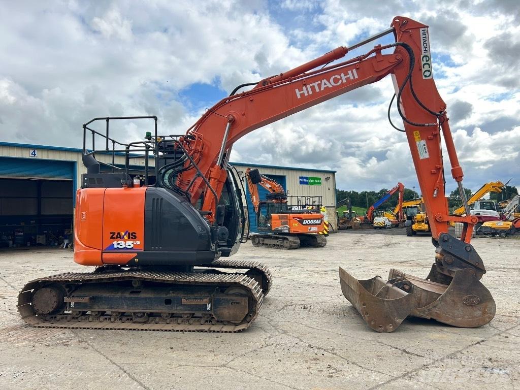 Hitachi ZX135 US-6 حفارات زحافة