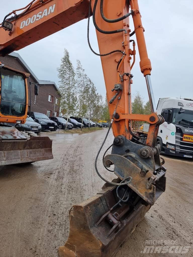 Doosan DX 160 W حفارات بعجل