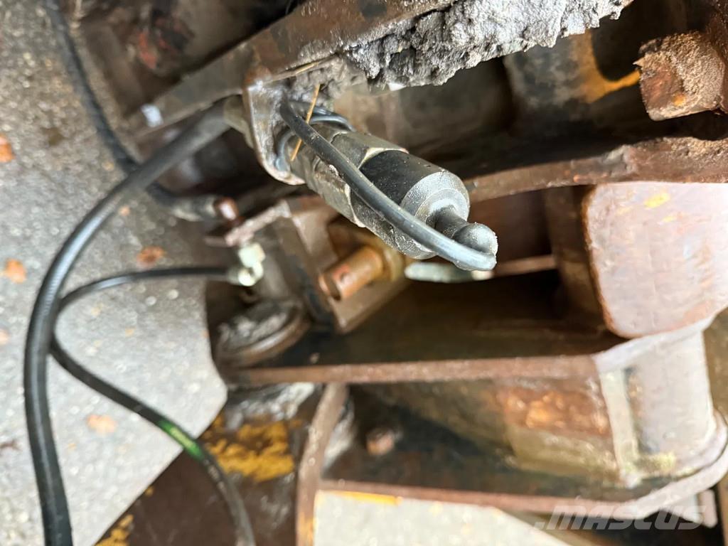 CAT 928F لوادر بعجل