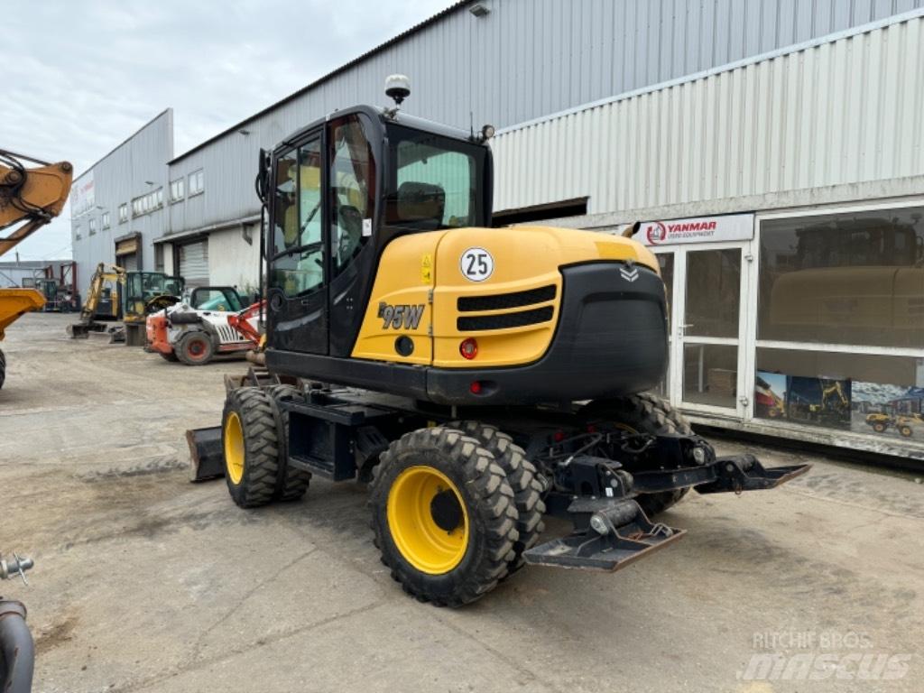 Yanmar B95W (40744) حفارات بعجل