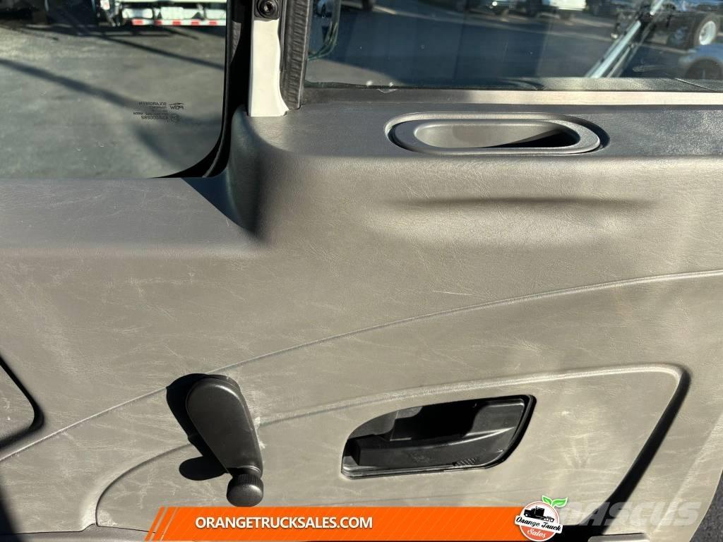 International 4300 شاحنات ذات هيكل صندوقي