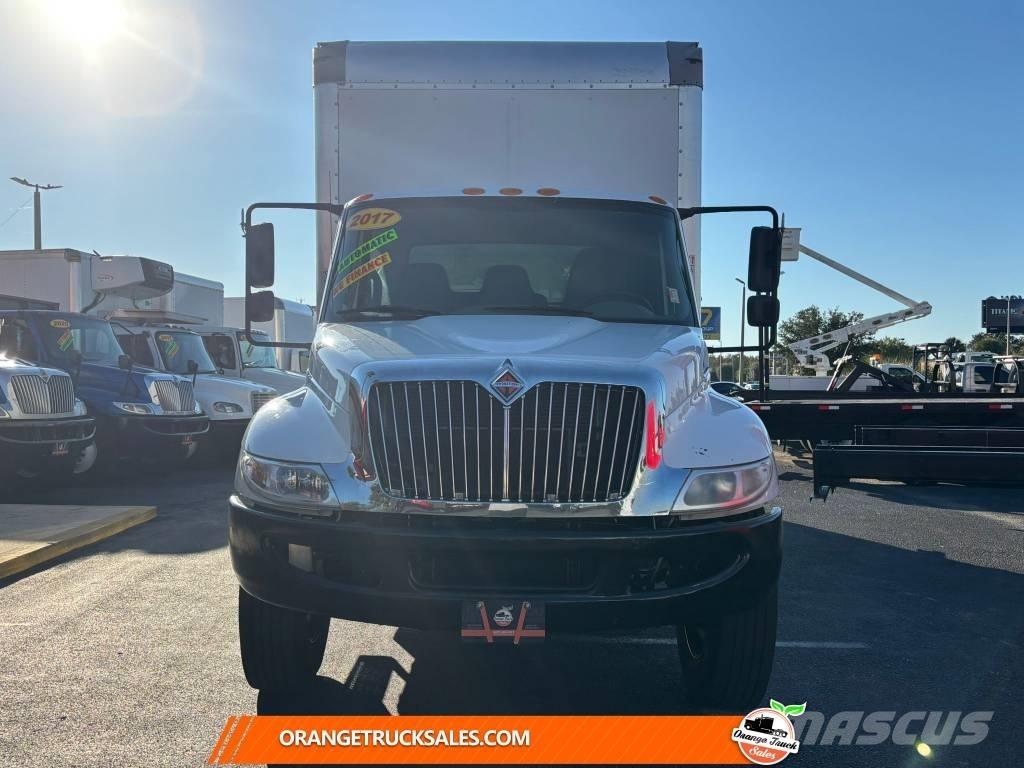 International 4300 شاحنات ذات هيكل صندوقي