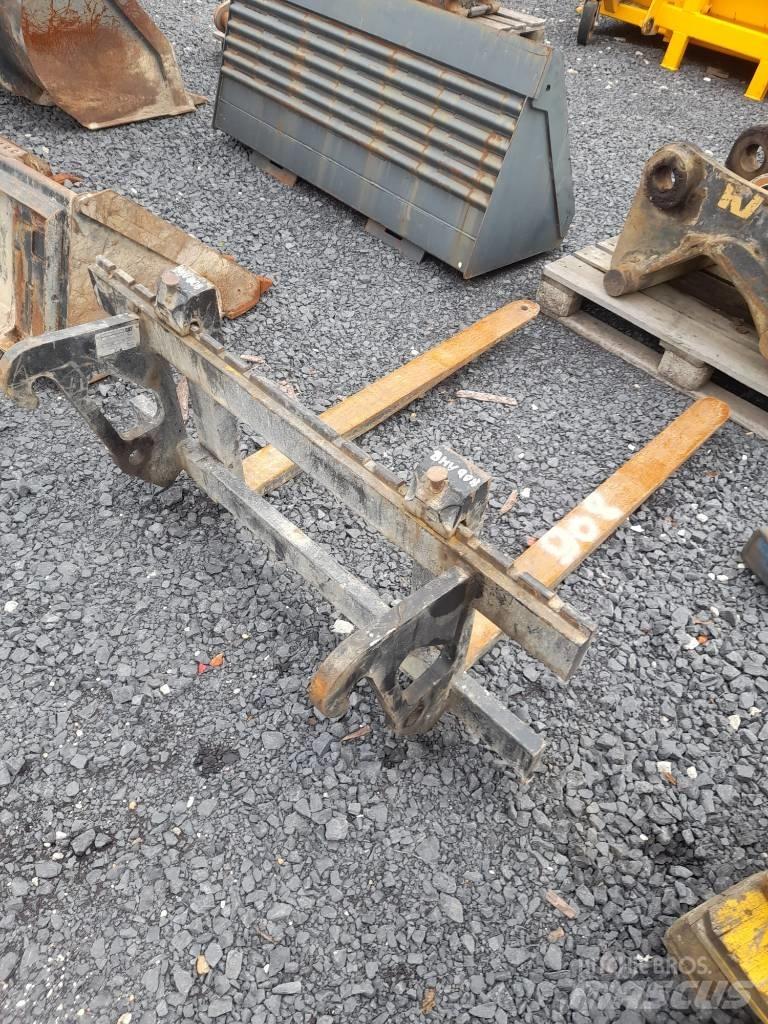 CAT 908M لوادر بعجل