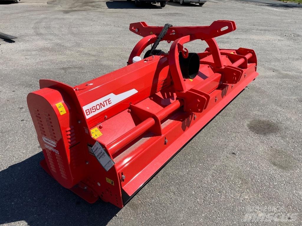 Maschio Bisonte 300 جزازات وأغطية المراعي