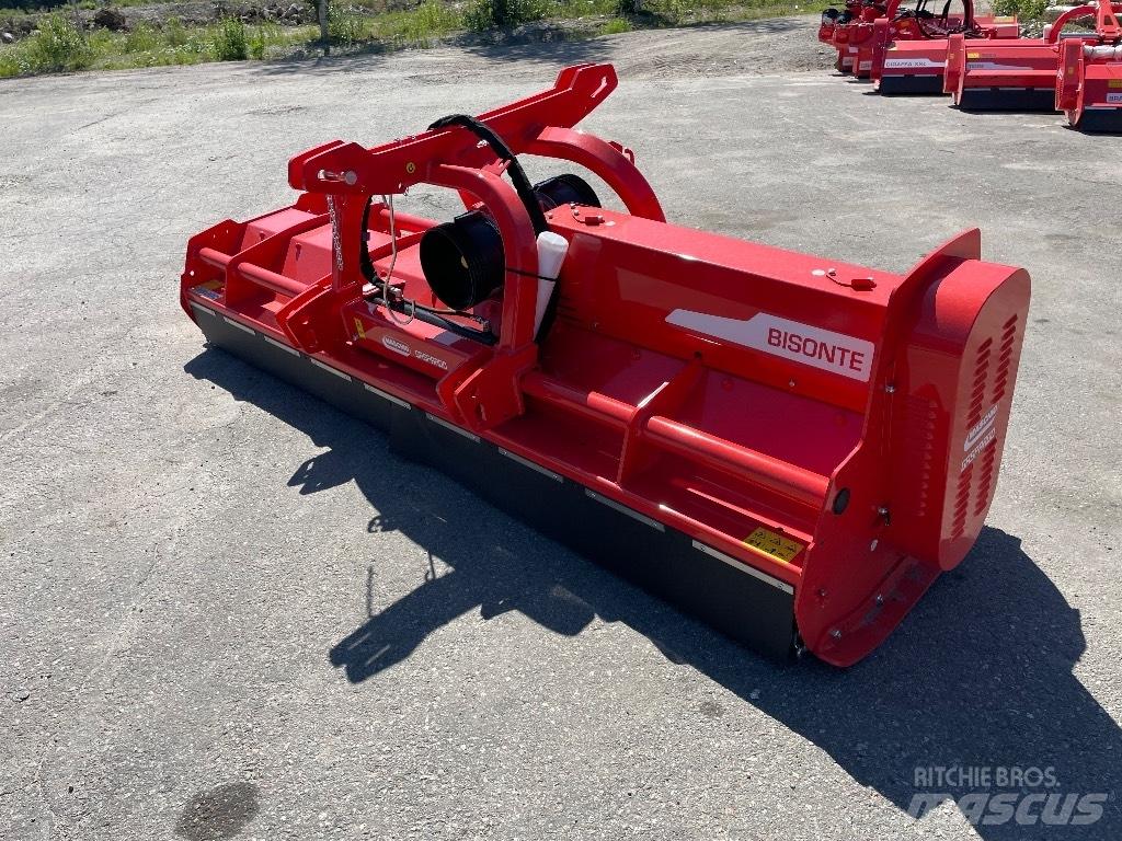 Maschio Bisonte 300 جزازات وأغطية المراعي