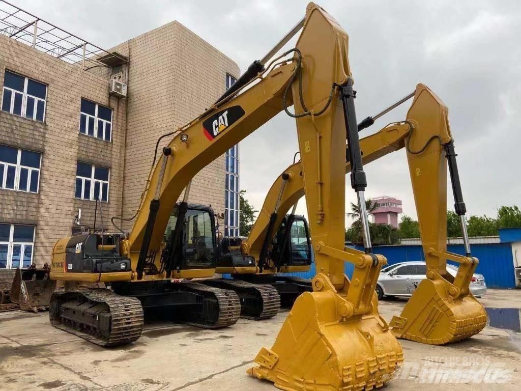 CAT 325 D حفارات زحافة