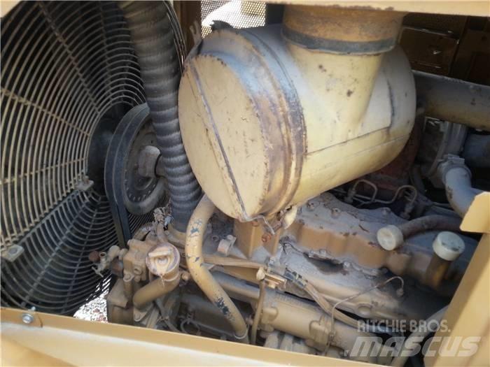 CAT D 6 R بلدوزرات مجنزرة