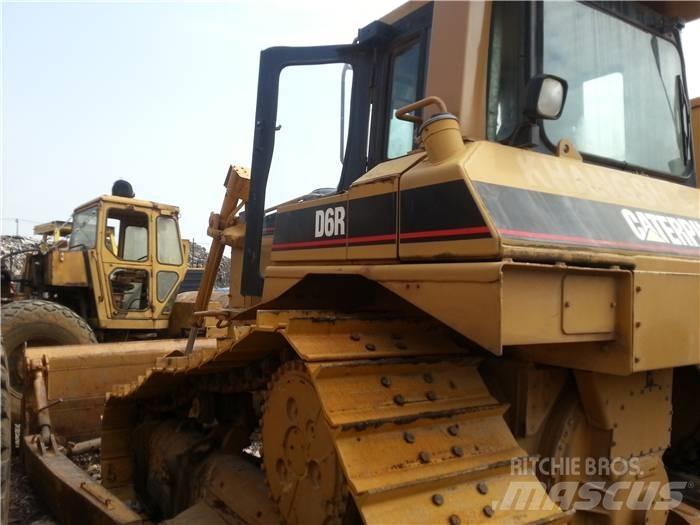 CAT D 6 R بلدوزرات مجنزرة