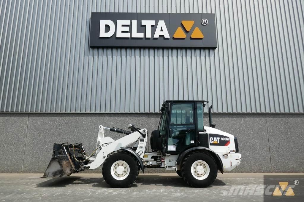 CAT 906M لوادر بعجل