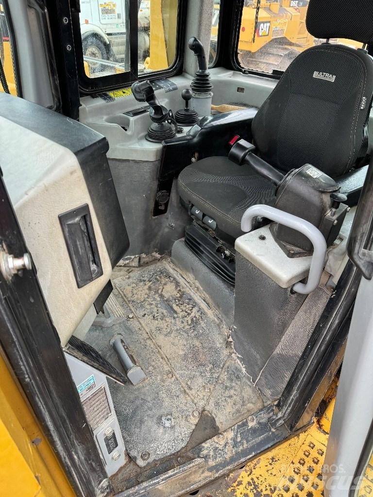 CAT D 6 T XW بلدوزرات مجنزرة
