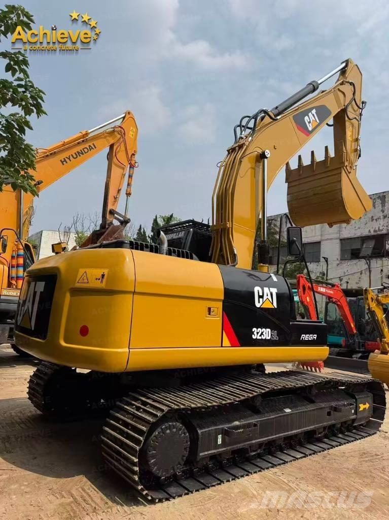 CAT 323D2L حفارات زحافة