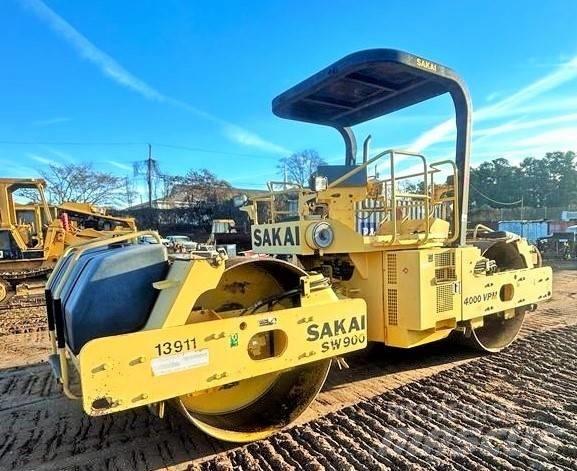 Sakai SW 900 مداحل ذات إطارات هوائية