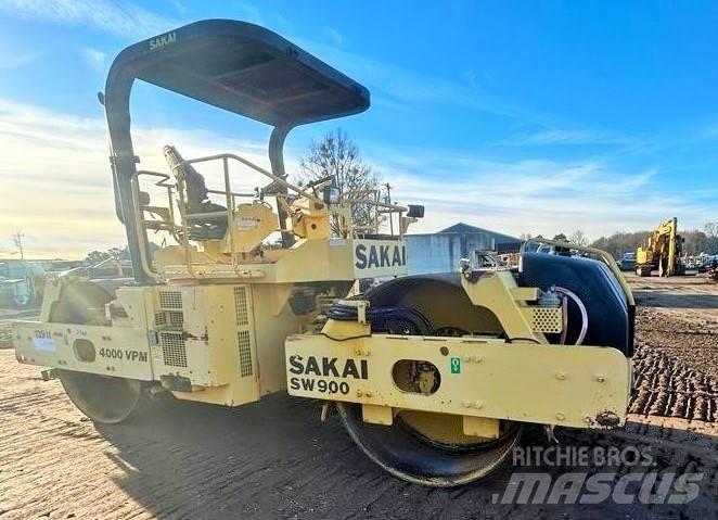 Sakai SW 900 مداحل ذات إطارات هوائية