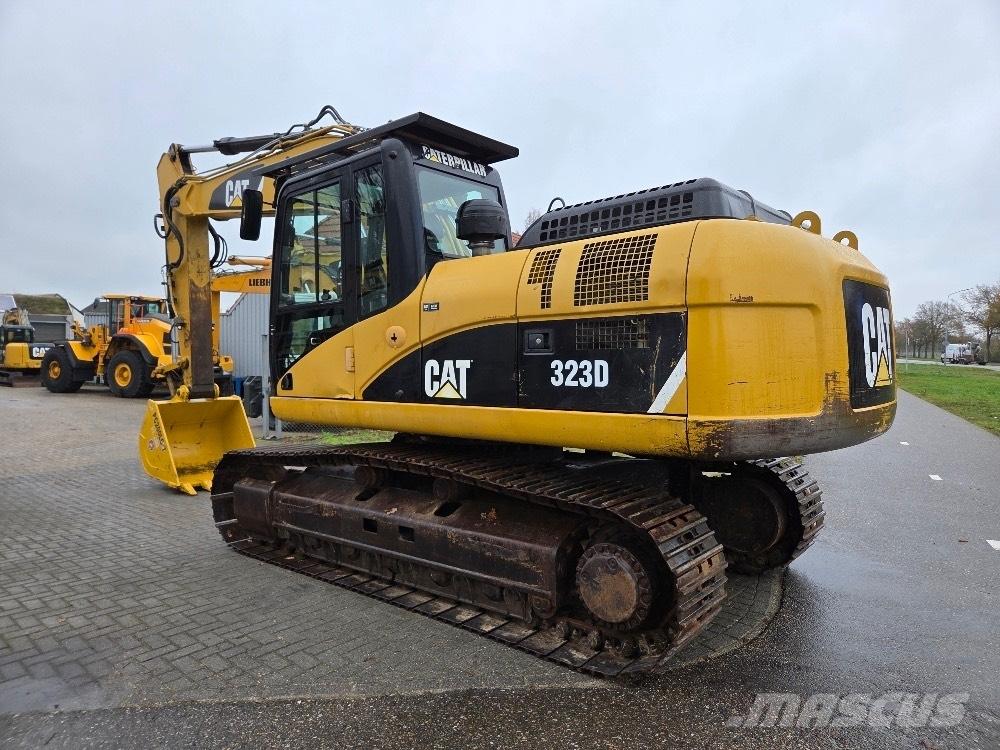 CAT 323DL حفارات زحافة
