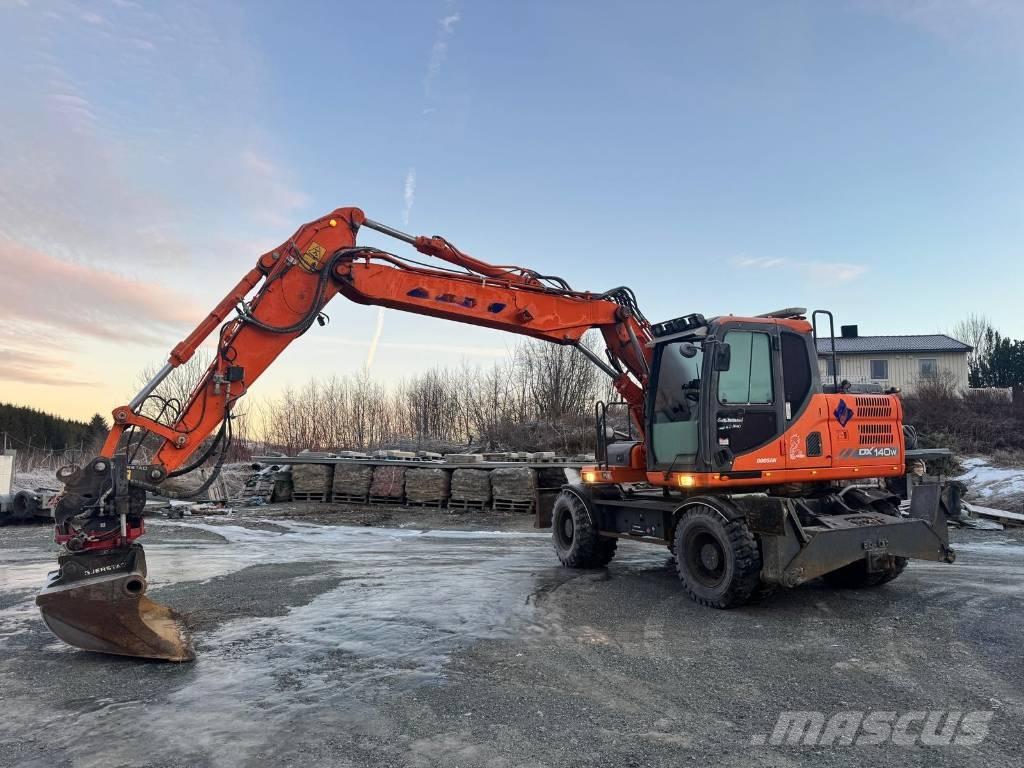 Doosan DX 140 W حفارات بعجل