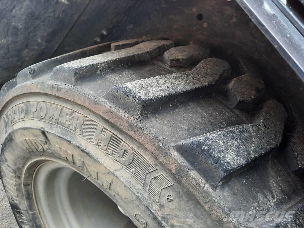 GiANT V 452 X-Tra لوادر بعجل