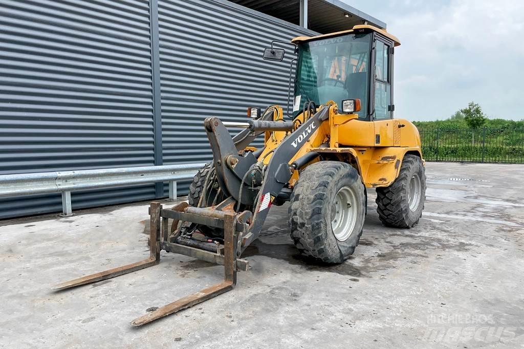 Volvo L 30 ZX لوادر بعجل