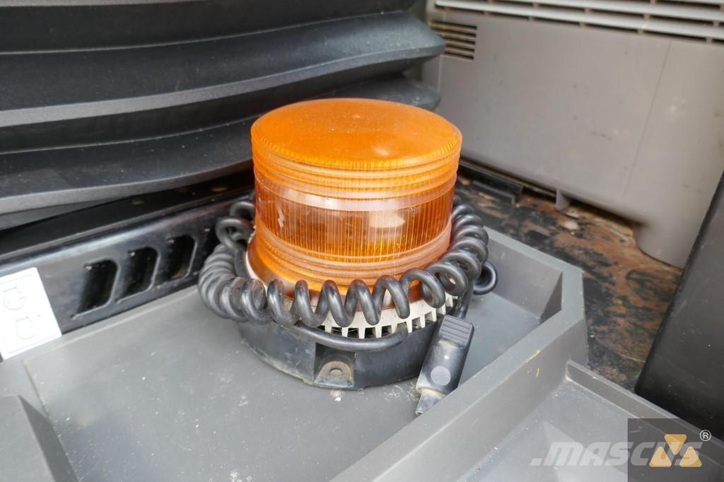 CAT 320 حفارات زحافة