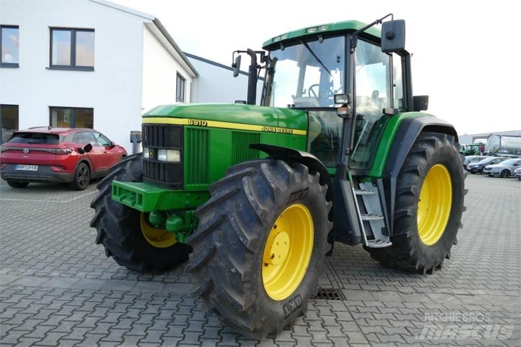 John Deere 6910 الجرارات