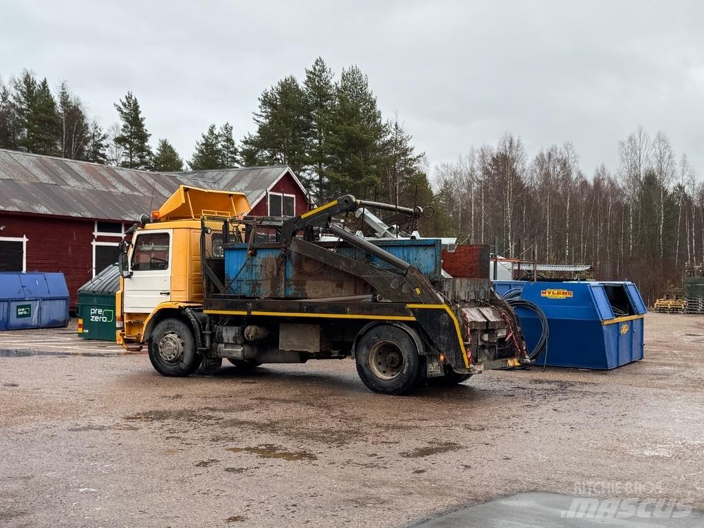 Scania P 82 H شاحنات لوادر