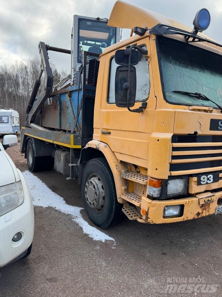 Scania P 82 H شاحنات لوادر