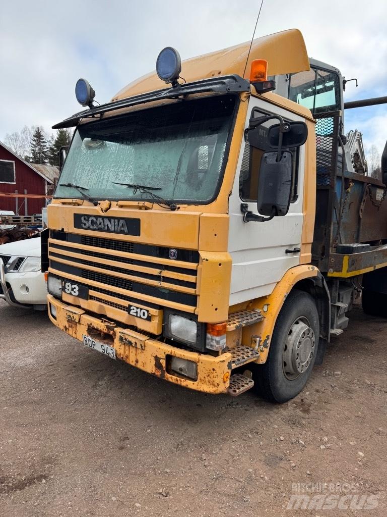 Scania P 82 H شاحنات لوادر