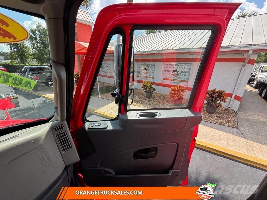 International 4300 شاحنات ذات هيكل صندوقي