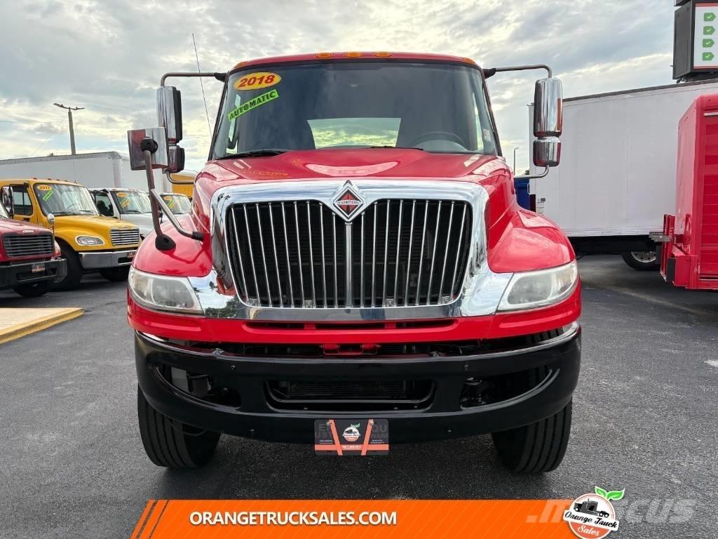 International 4300 شاحنات بمقصورة وهيكل