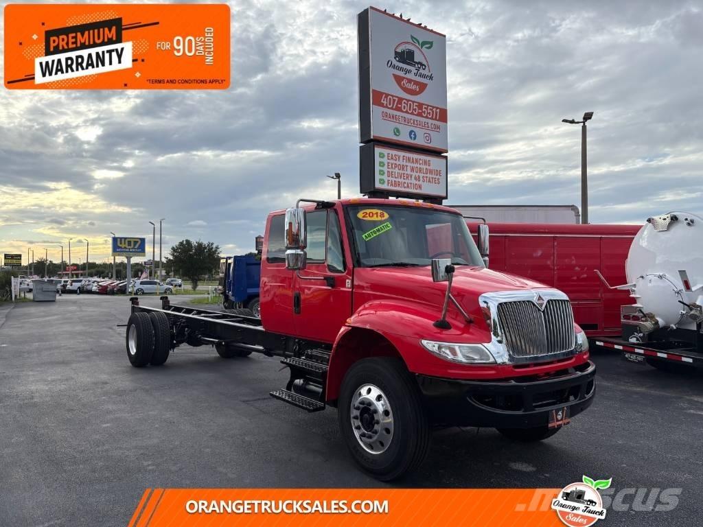 International 4300 شاحنات بمقصورة وهيكل