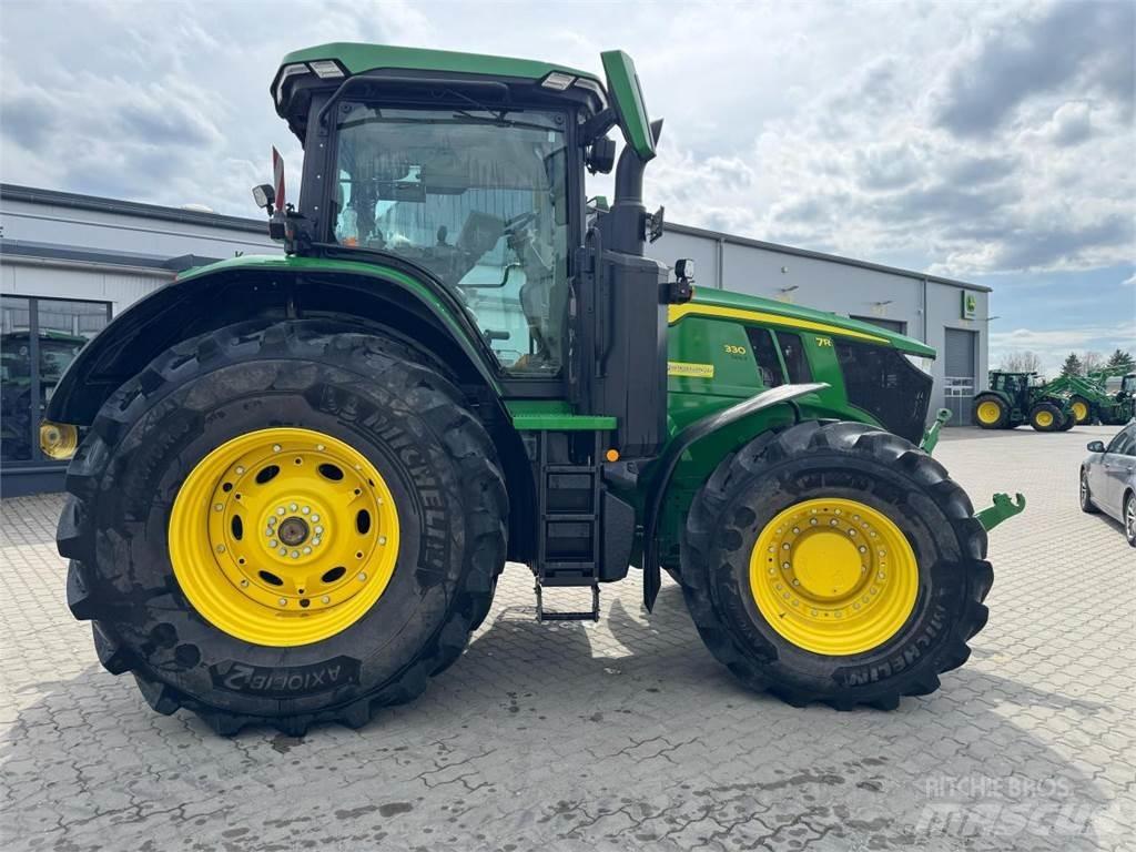 John Deere 7R 330 الجرارات