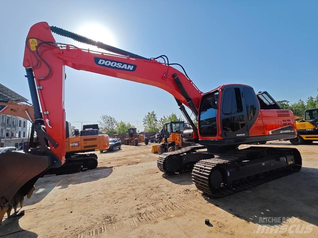 Doosan DX 225 LC حفارات زحافة