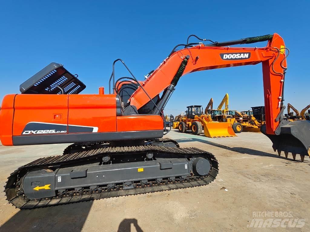 Doosan DX 225 LC حفارات زحافة