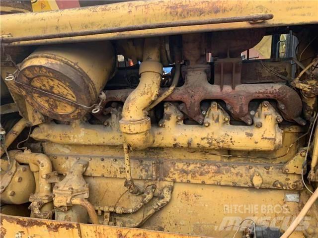 CAT D 8 K بلدوزرات مجنزرة