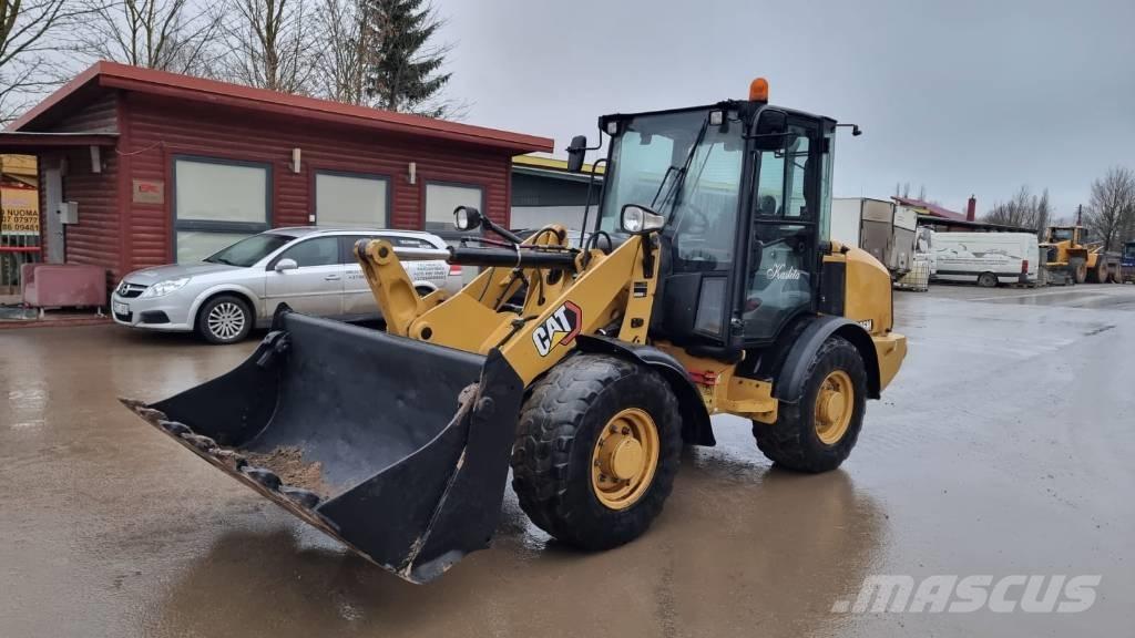 CAT 906 M لوادر بعجل