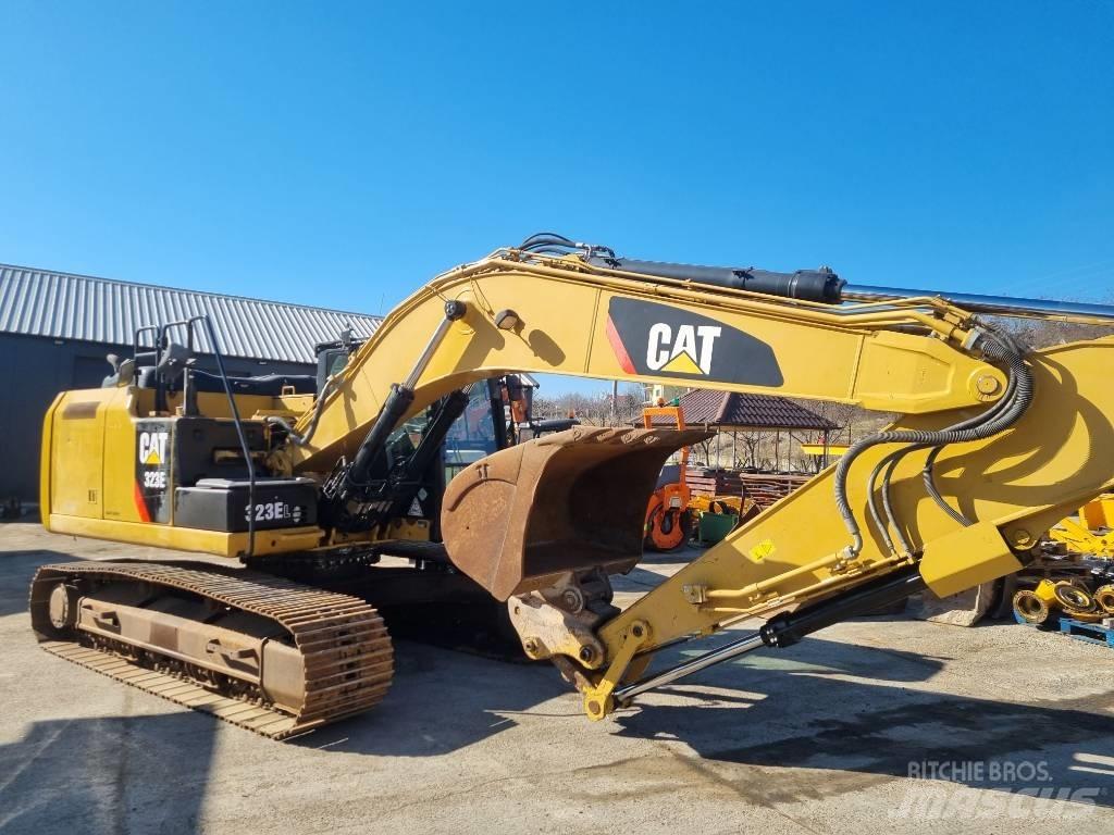 CAT 323 EL حفارات زحافة