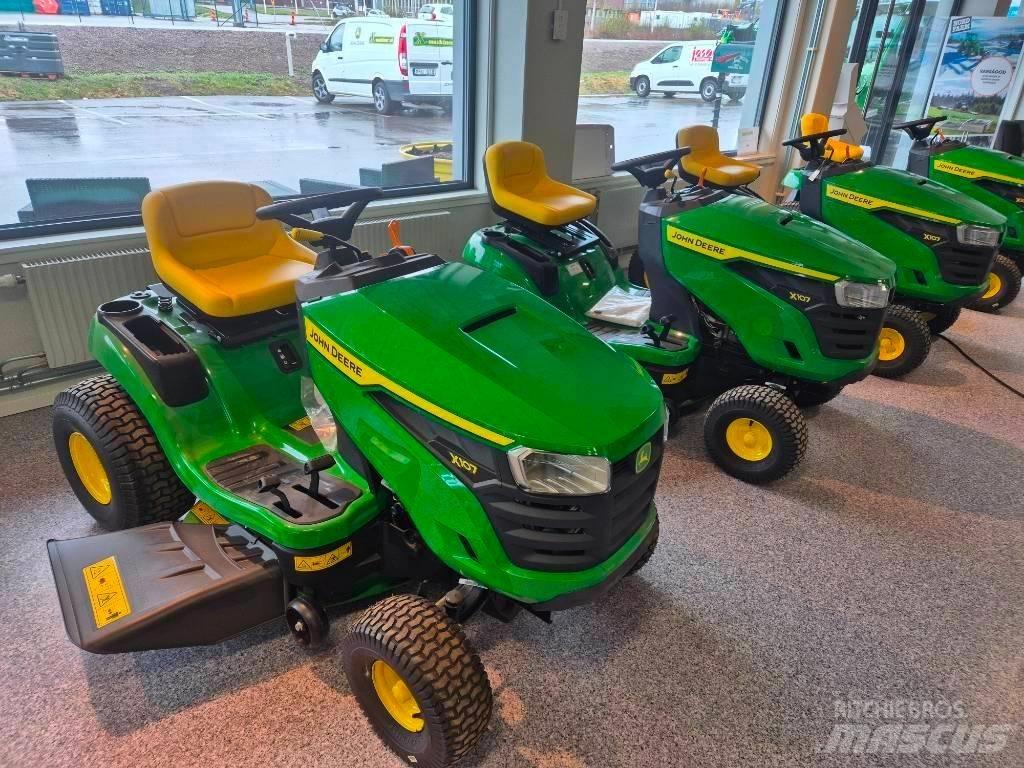 John Deere X 107 ركوب الحشائش